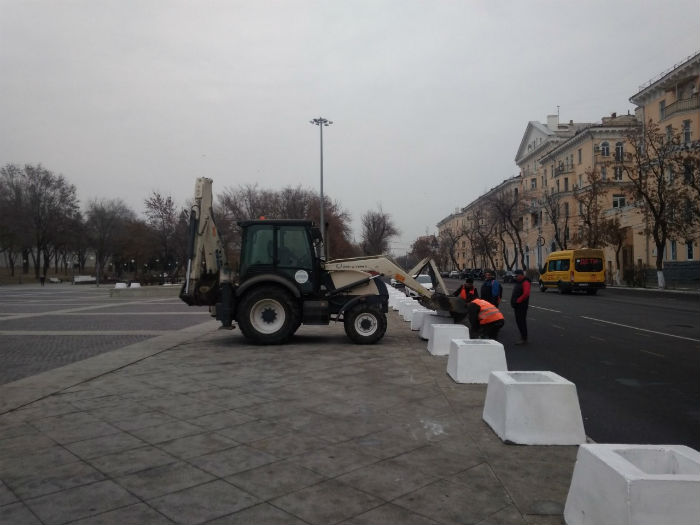 Фото дня: в Астрахани на площади Ленина ставят защиту от автовандалов