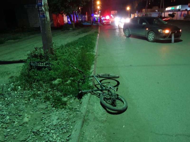 В Астрахани 12-летний велосипедист и его пассажир попали под машину