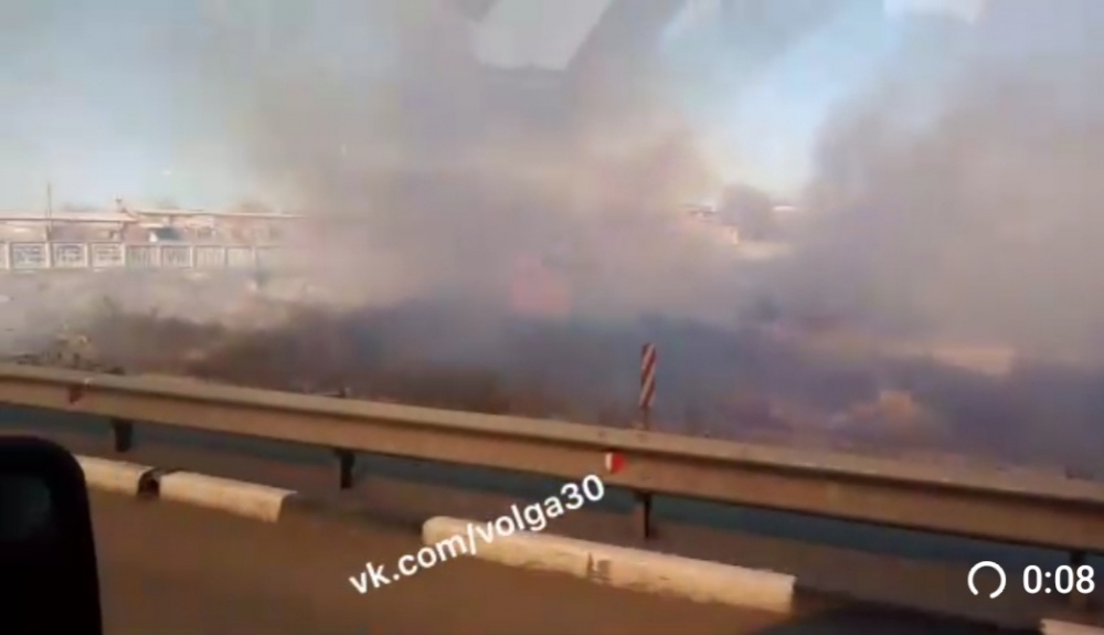 На Трусовской стороне Астрахани засняли апокалиптичный пожар