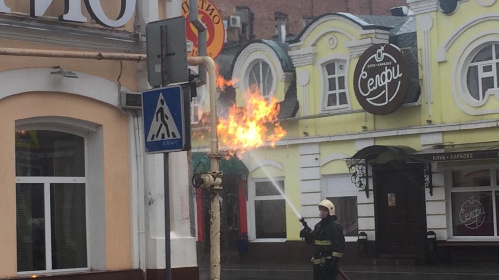 В центре Астрахани у ресторана загорелась газовая труба