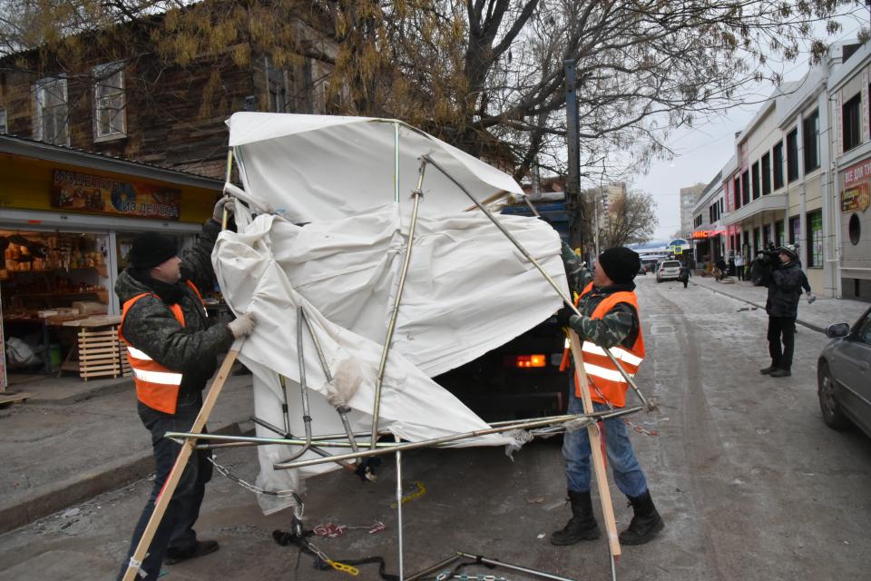 В Астрахани на Больших Исадах демонтируют торговые палатки