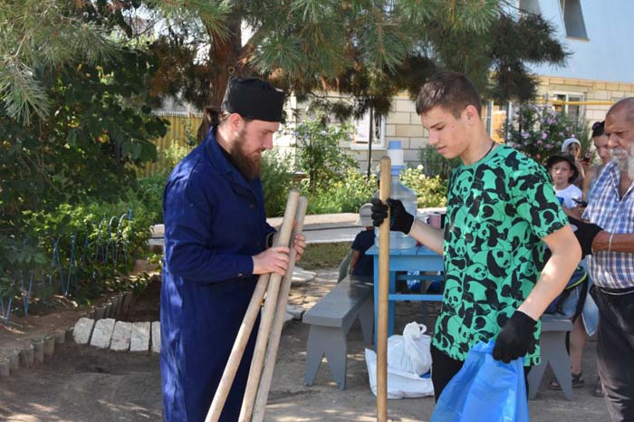 В Астрахани облагородили территорию храма Святителя Николая на «десятке»