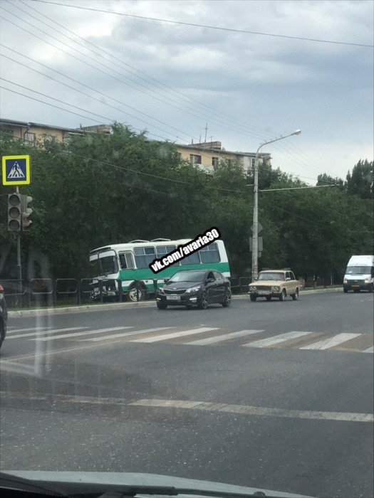 В Астрахани на Боевой автобус съехал с дороги