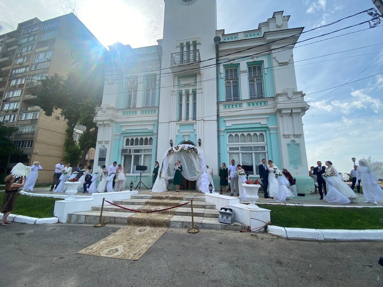 В День  семьи, любви и верности в Астрахани поженились 65 пар