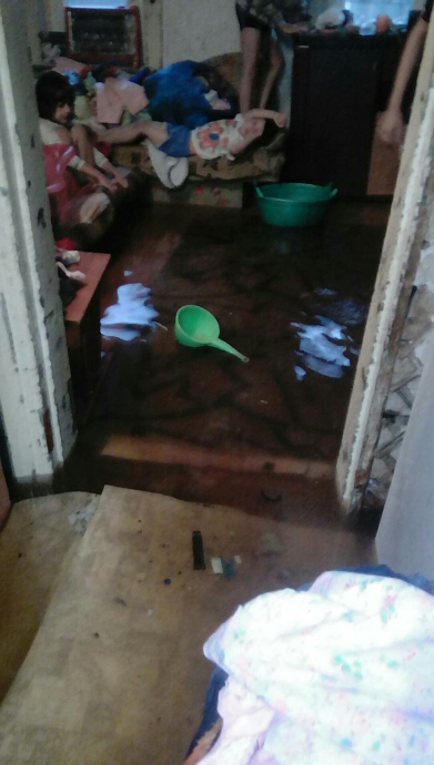 В Астрахани семья с пятью детьми живет в затопленном доме