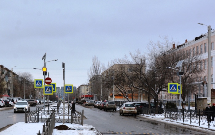Ради безопасного дорожного движения детей в Астрахани у 7 школ и детсадов установят мигающие светофоры и леерное ограждение