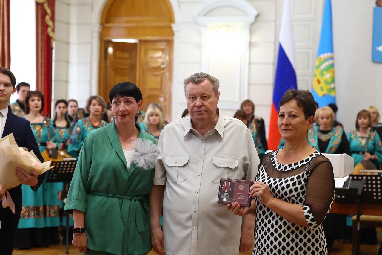 Полпред президента Устинов наградил астраханцев за особые заслуги перед Отечеством