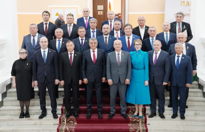 Игорь Мартынов поздравил с 30-летием парламент Республики Северная Осетия - Алания