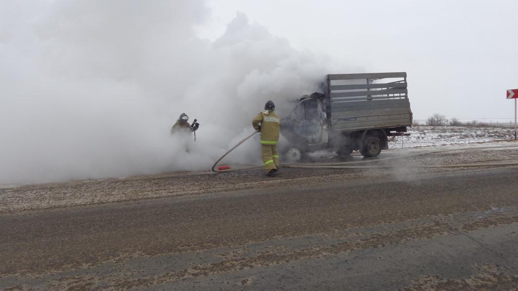 В Астраханской области за сутки сгорели два автомобиля и гараж