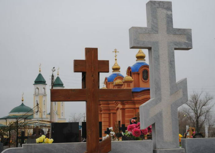 Астраханцам запретили приходить на кладбища