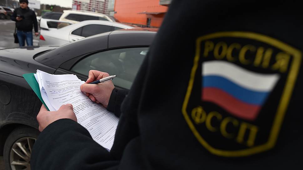 В Астрахани судебные приставы пересаживали автомобилистов на маршрутки