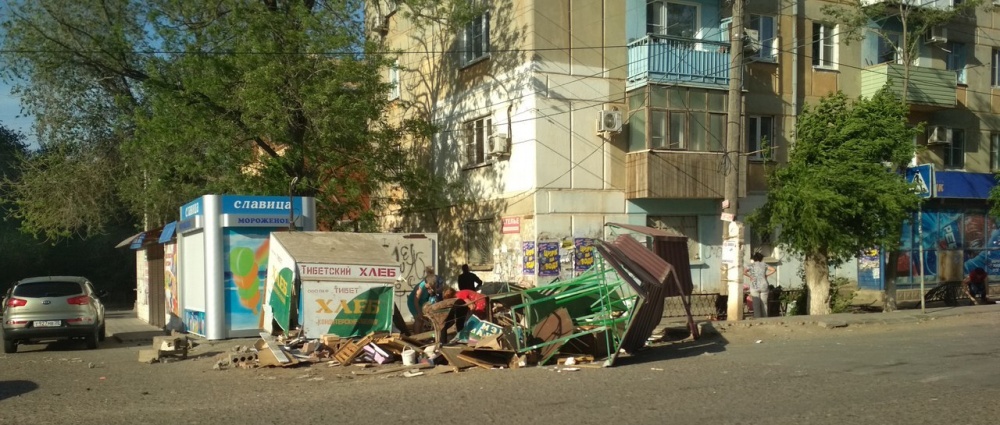 Полицейские разыскали водителя, снесшего в Астрахани хлебный ларек и дачные прилавки