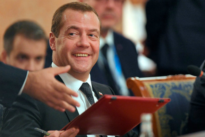 Медведев повысил зарплаты чиновникам 