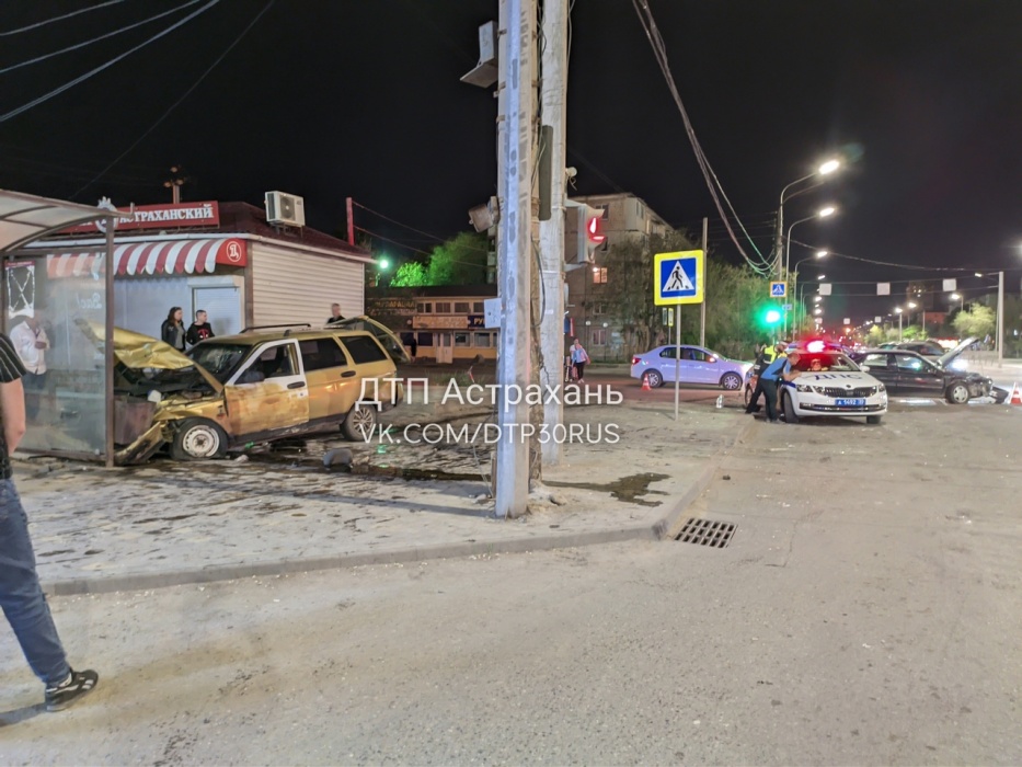Машина влетела в остановку в Астрахани