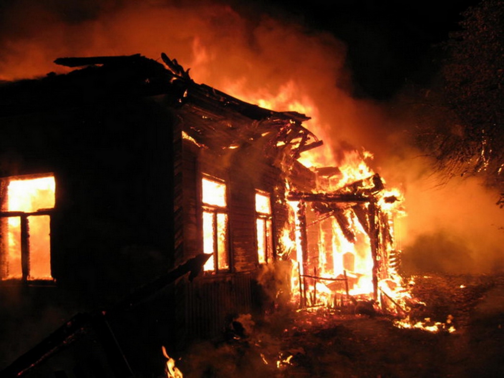 В Астрахани из-за неосторожности сгорели два жилых дома