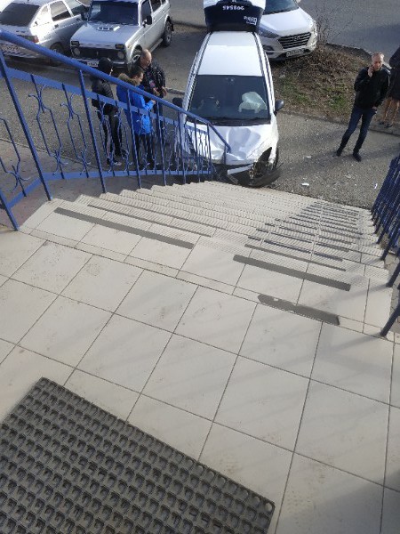 Иномарка устроила гонки на улице Астрахани и врезалась в здание 