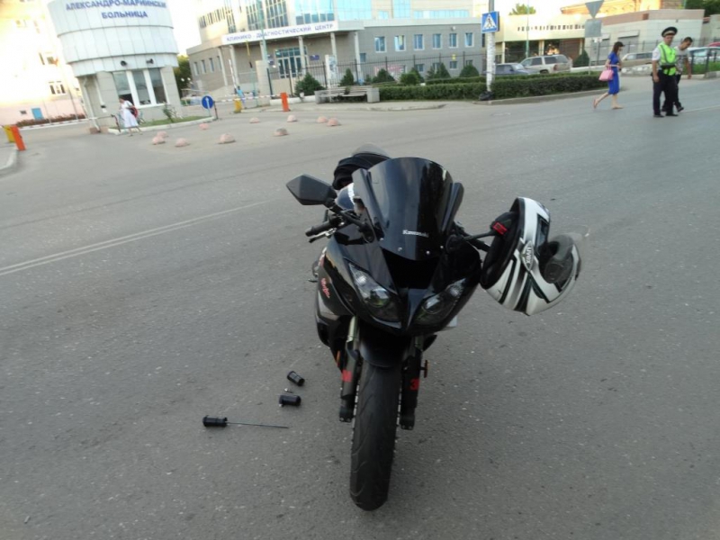 В Астрахани автоледи и мотоциклист не поделили дорогу