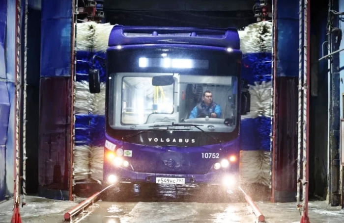 В Астрахани возобновилась полная мойка «синих» автобусов в автопарке ТМП-20