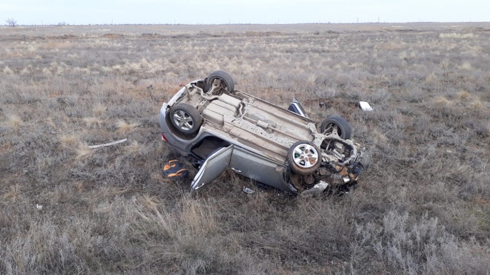 В Астраханской области Киа встала на крышу, есть пострадавший