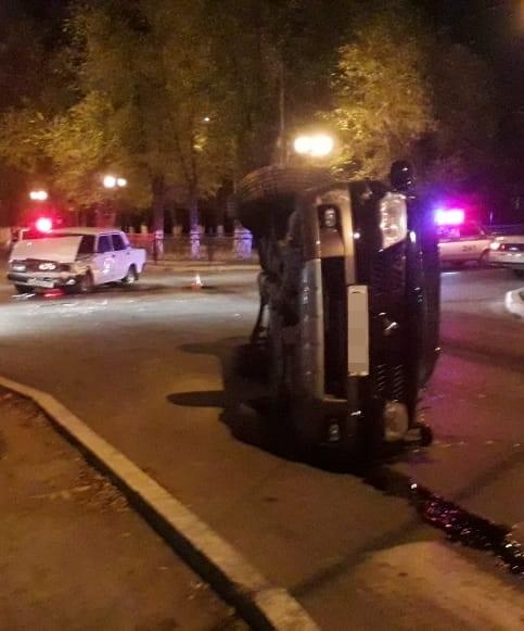 Машина встала на бок: астраханка устроила мощную аварию