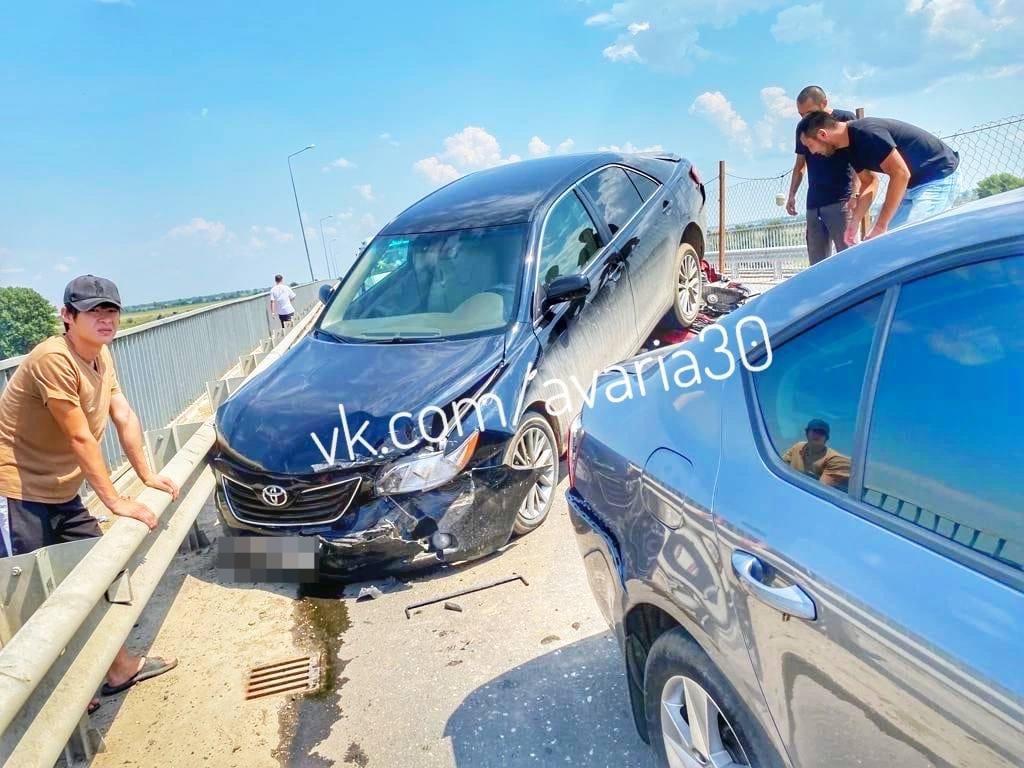 На неотремонтированном астраханском мосту произошло автомобильное помешательство
