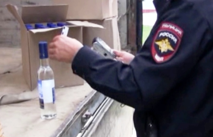 В Астраханской области за первый же день операции «Алкоголь» нашли более 27 литров контрафактного спиртного