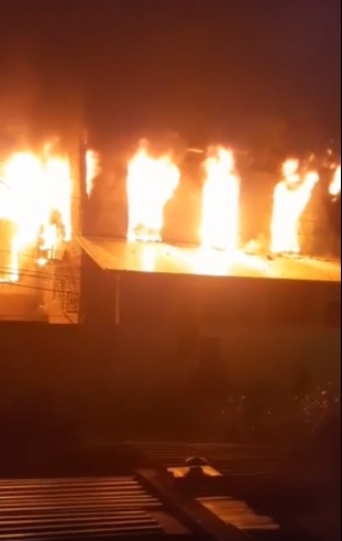 Кадры и последствия мощного пожара в астраханском цехе по изготовлению лодок