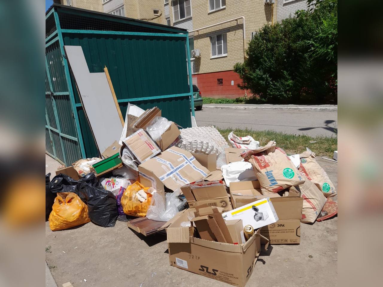 Астраханские дворы из Советского района обрастают мусорными кучами