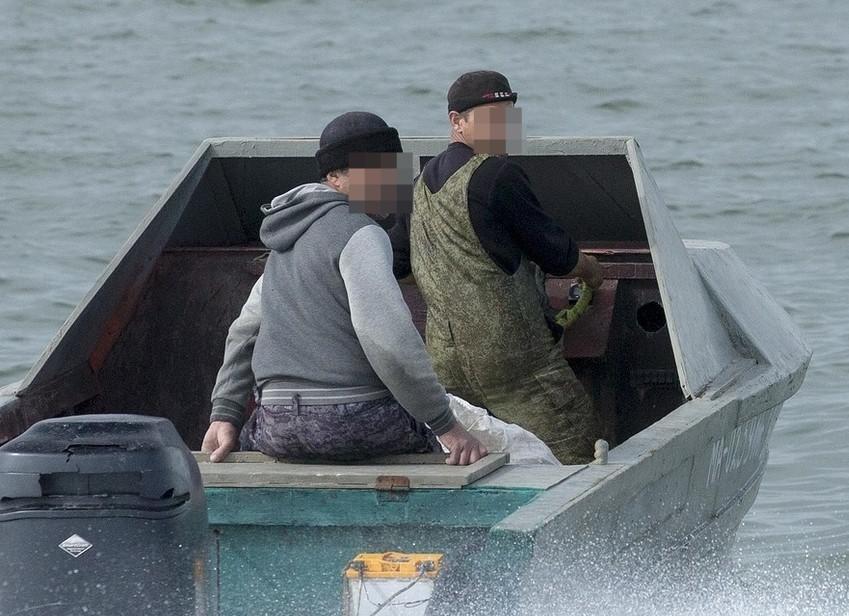 Астраханские полицейские провели 18 обысков и нашли 400 кило осетрины и два кило икры