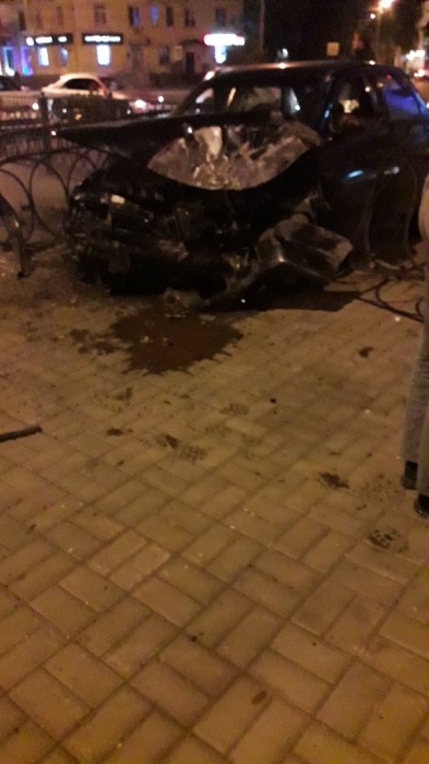 Ночью в центре Астрахани водитель выбил страйк: видео сильной аварии