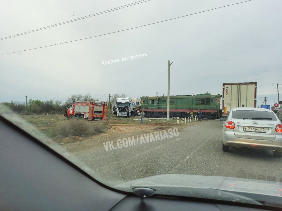Серьезная авария на ж/д переезде: локомотив столкнулся с грузовиком