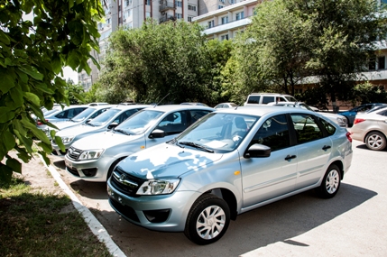 Астраханцы, пострадавшие на производстве, получили автомобили