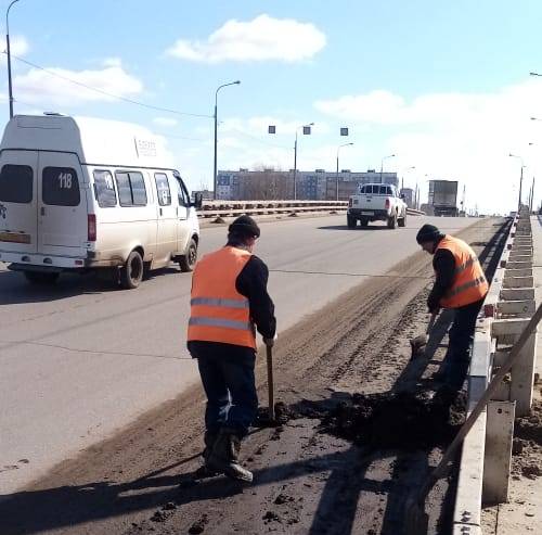 Весенняя уборка в Астрахани: городские мосты очищают от грязи