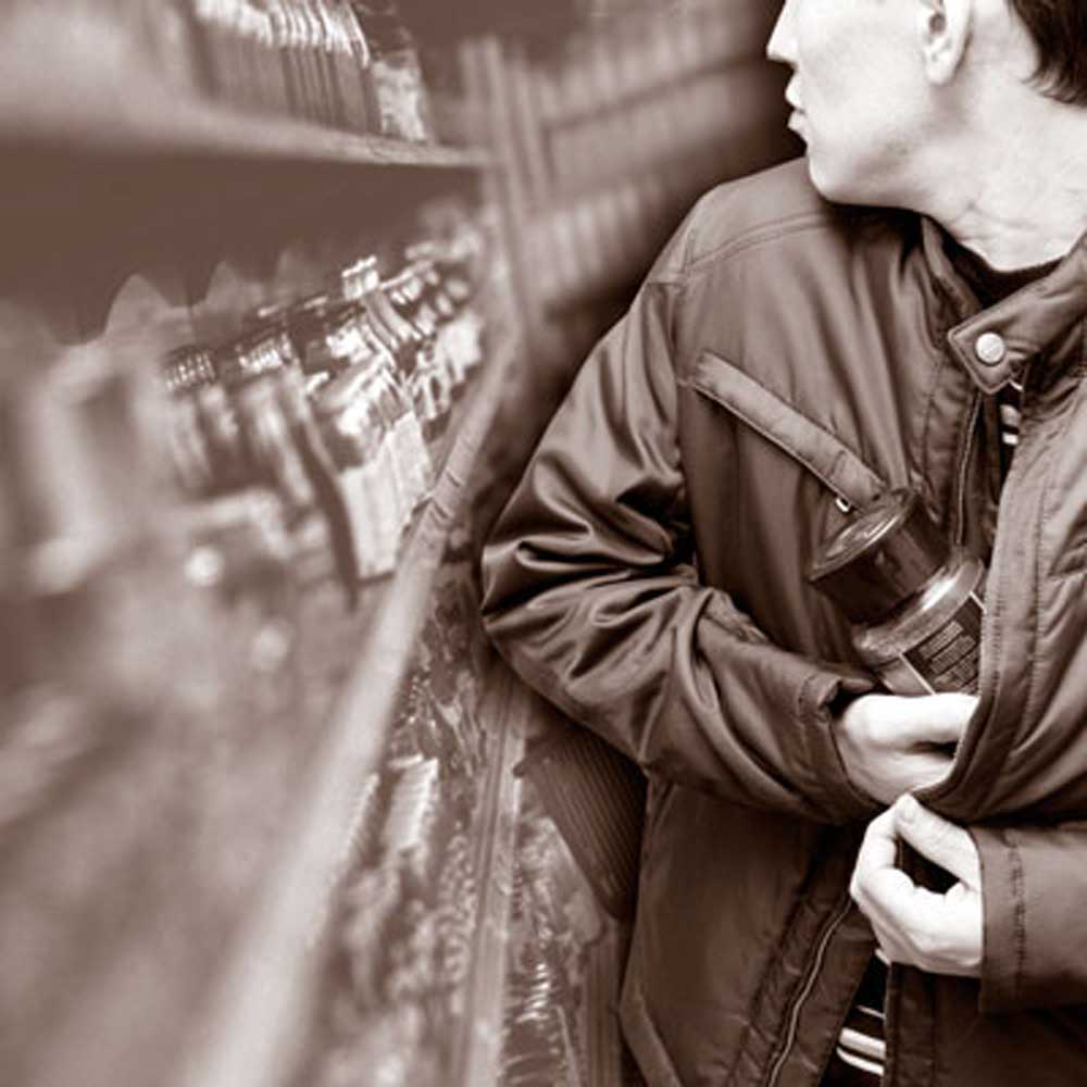 Астраханская полиция задержала пенсионера за кражу в супермаркете: он оказался серийным клептоманом