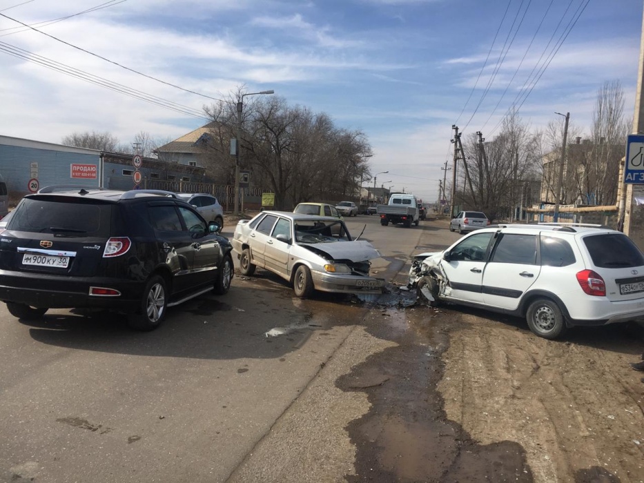Жесткая авария в Астрахани: пьяный водитель выехал на встречку (ВИДЕО)