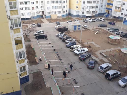 Жильцы астраханской многоэтажки организовали у дома цивилизованную парковку