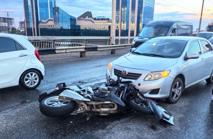 В Астрахани на Новом мосту, столкнувшись с двумя иномарками, погиб мотоциклист 