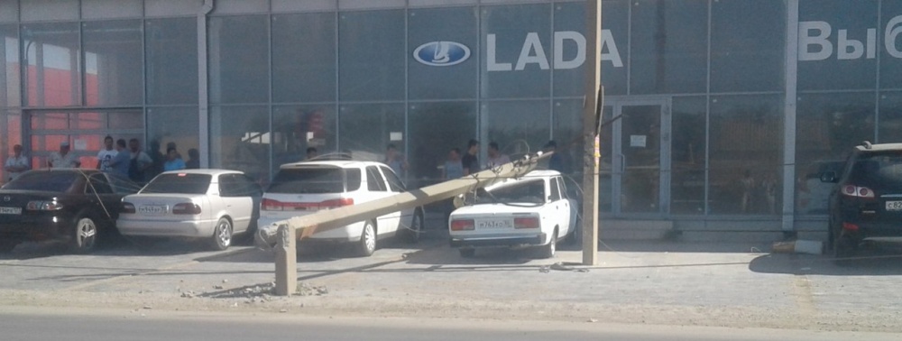 В Астрахани столб припечатал автомобиль, припаркованный у автосалона
