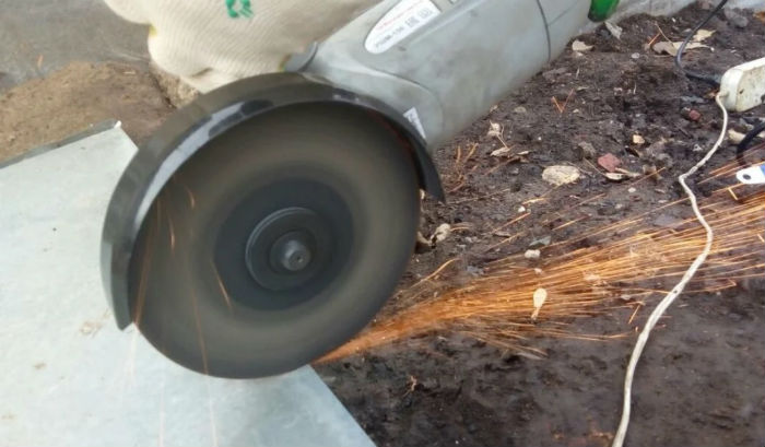 Астраханец сам себя убил болгаркой