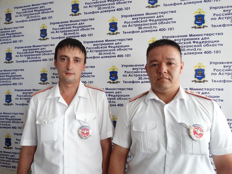 Астраханские полицейские спасли из горящего дома пятерых детей