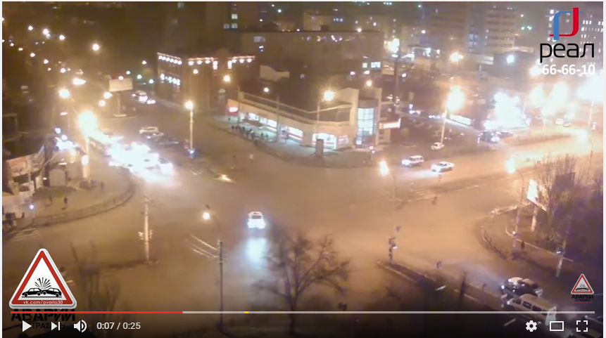 В Астрахани водитель "Лексуса" устроил дрифт на перекрестке