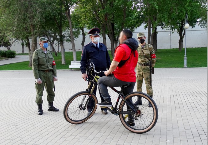 Семь человек приехали из Москвы в Астрахань, но не сели на карантин и ходили на работу