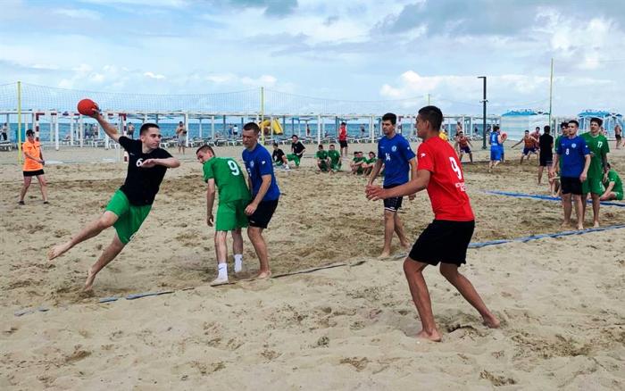 Тяжелый песок: астраханцы неудачно стартовали в чемпионате России по пляжному гандболу