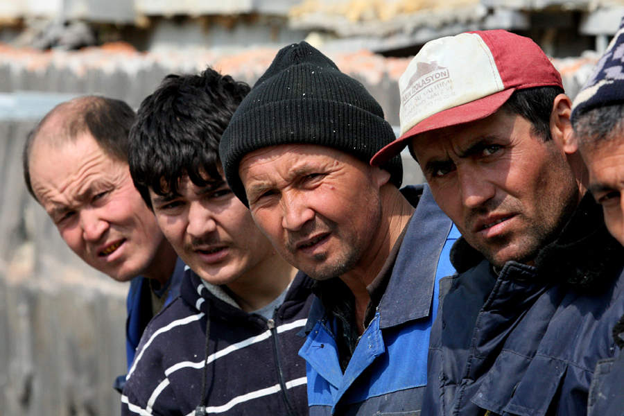 Астраханские пограничники отловили четырех нелегалов из Узбекистана
