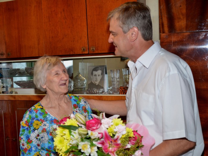 Энергетики ОАО «МРСК Юга» поздравили старейшего сотрудника астраханской энергосистемы с 90-летним юбилеем