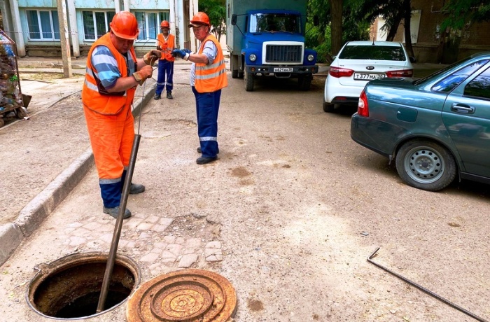«Астрводоканал» устраняет аварийные ситуации в Советском районе Астрахани