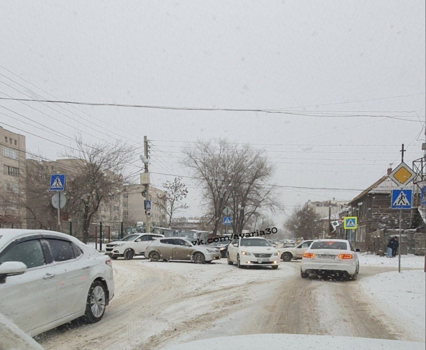За 3,5 часа снегопада в Астрахани произошло 25 аварий