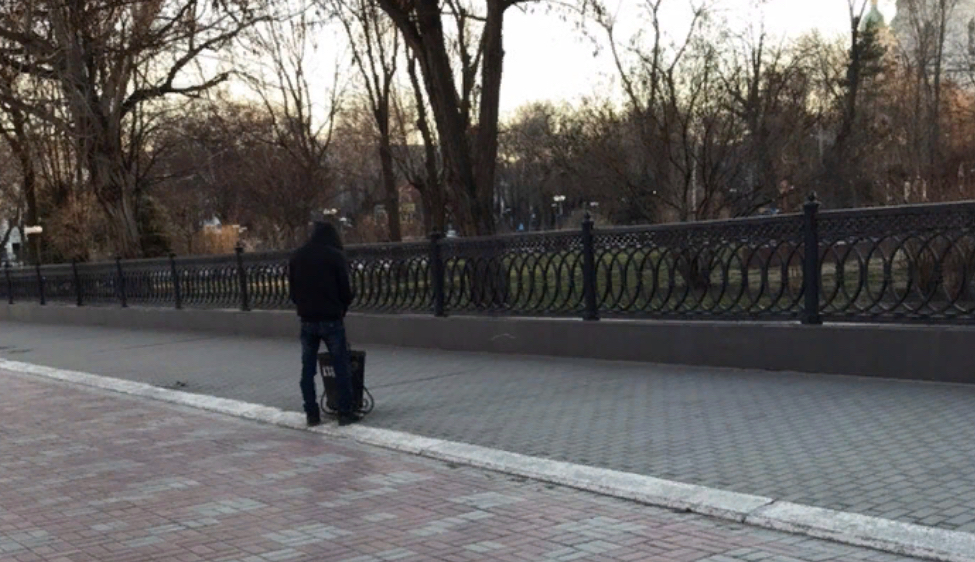 В центре Астрахани мужчина справил нужду прямо в урну