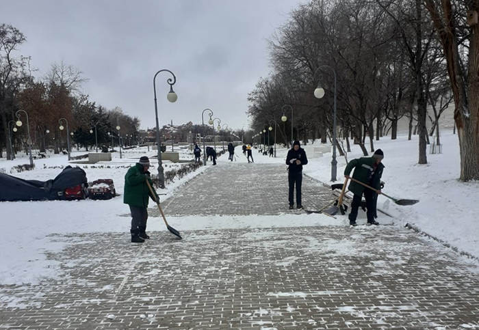 В Астрахани борются с последствиями снегопада