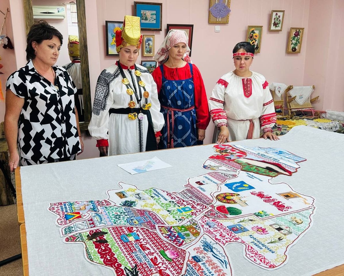 Мастерицы из Дома ремёсел приступили к сшиванию карты Астраханской области 